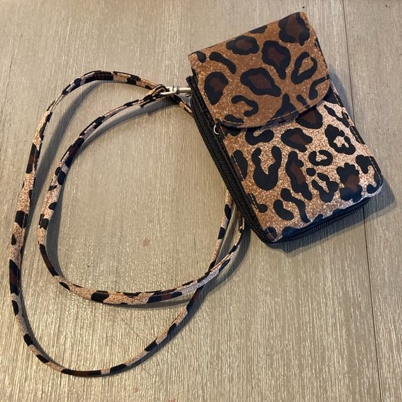 Vintage Simply Go Leopard Flap Snap Mobile Crossbody - Picture 1 of 6